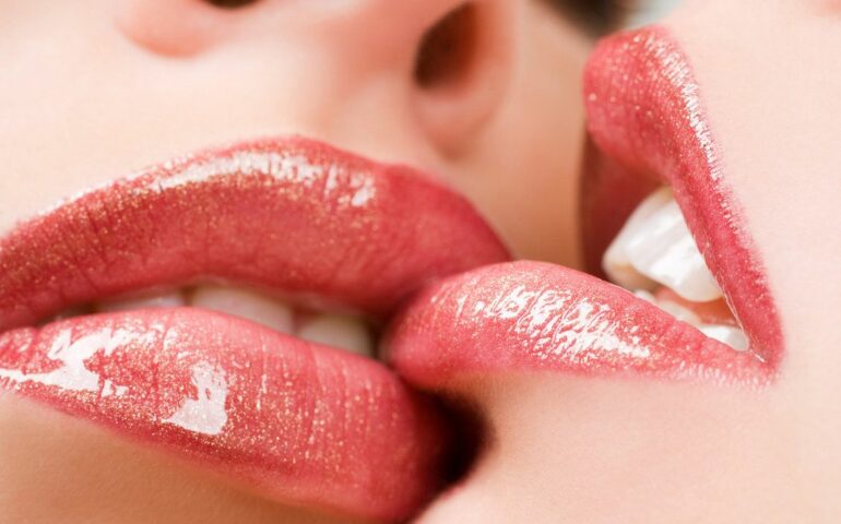 Twee kussende vrouwen lippen