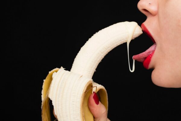 Vrouw met een banaan in haar mond