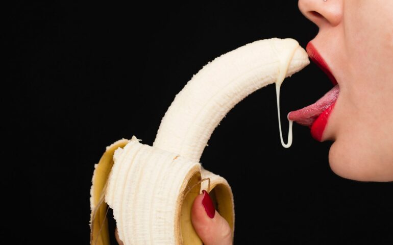 Vrouw met een banaan in haar mond
